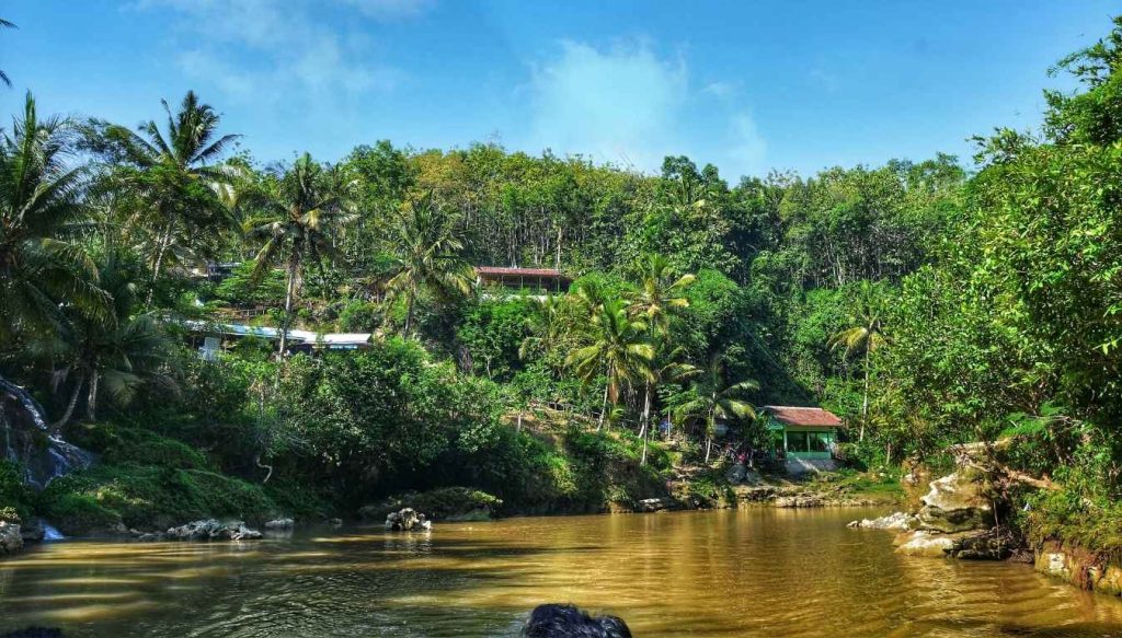 sungai oyo yang dilalui air terjun sri gethuk